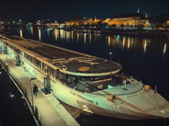 výstava E. Hendrix Město Praha v noci
