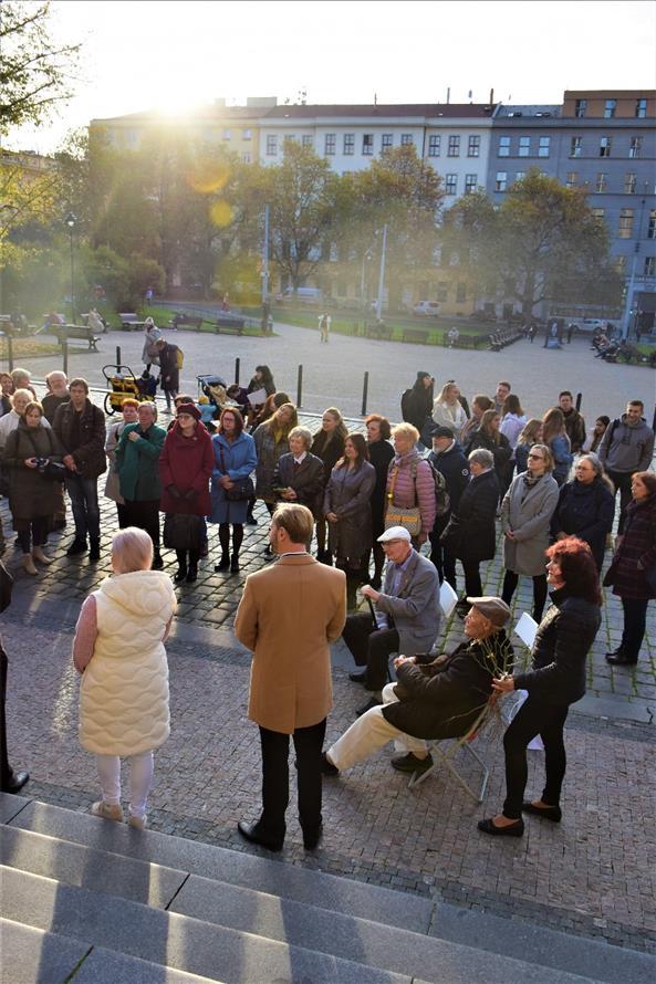 Pocta králi růží Janu Böhmovi, nám. Míru a Knihovna A. Švehly